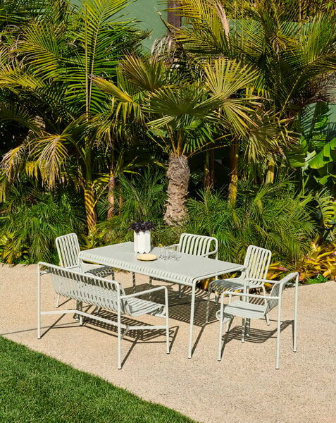 HAY Palissade Tisch und Stühle in einem mediterranen Garten mit Palmen