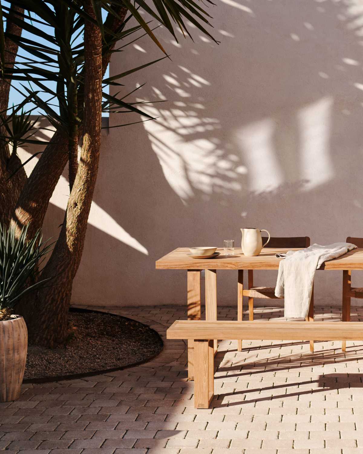 Kave Home Canadell Gartentisch aus recyceltem Teakholz auf einer mediterranen Terrasse