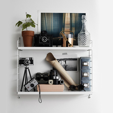 Regal 'String Pocket' in Farbe