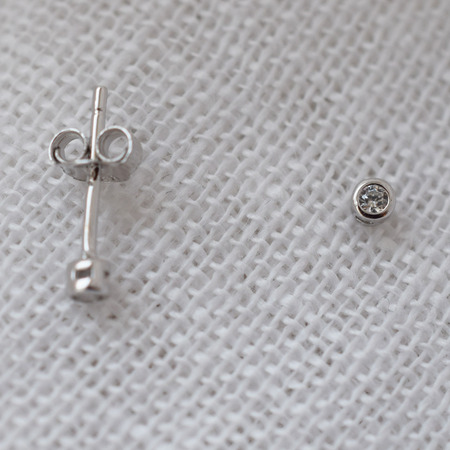 Ohrstecker mit Zirkoniastein von Yoshiki