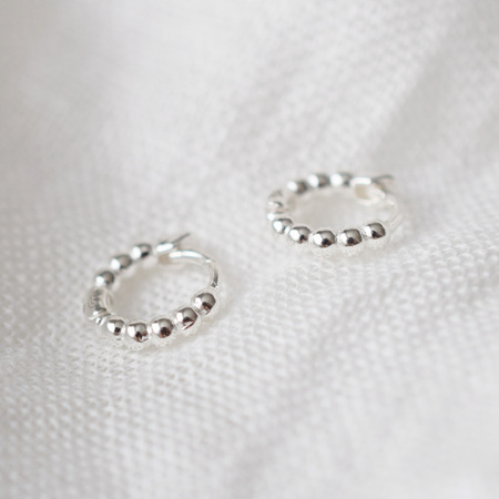Yoshiki Kleine Hoops mit Punkten von 'Yoshiki' Sterlingsilber 