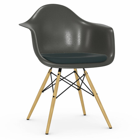 Vitra Eames Fiberglass Armchair 'DAW' mit Sitzpolster, schwarze Filzgleiter Holzuntergestell Ahorn gelblich / 02, Petrol moorbraun 73, 04 Elephant Hide Grey