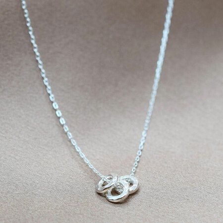 Yoshiki Halskette 'Three Hammered Ring' von Yoshiki  Goldplattiertes Silber