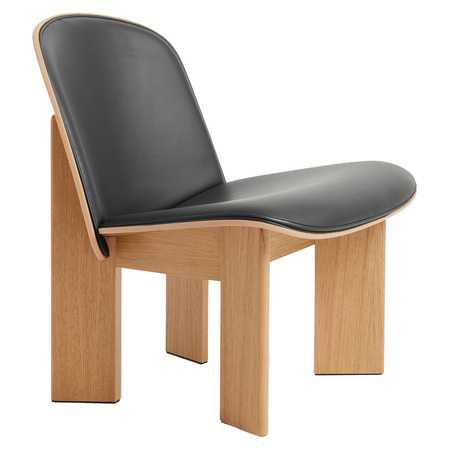 HAY Living Chisel Lounge Chair Front Upholstery Leather and Sheepskin Eiche lackiert, Kunststoffgleiter, Schwarz - Leder Sense