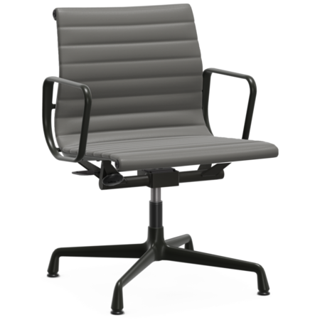Vitra Aluminium Chair EA 132 Asphalt 67 - Leder, Tiefschwarz 12 pulverbeschichtet (struktur), Filzgleiter für Hartboden 05