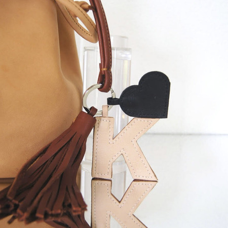 Petit Mai Schlüsselanhänger von 'Petit Mai' in Camel K