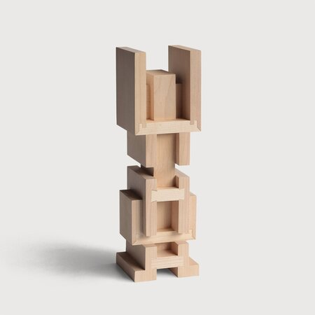 False Idol #4 sculpture von Modern Shapes Editions - Varnished Sycamore - H30 cm