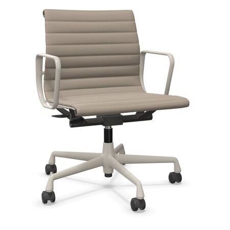 Vitra Aluminium Chair EA 118 Sand 71 - Leder, Kreide 37 pulverbeschichtet (struktur), Rolle hart gebremst für Teppichboden 02