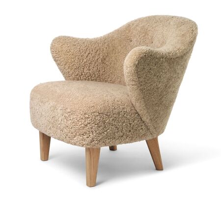 Audo Furniture Audo Copenhagen Ingeborg Chair - Sessel Sheepskin Honey, Eiche Natur