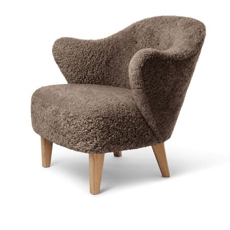 Audo Furniture Audo Copenhagen Ingeborg Chair - Sessel Sheepskin Honey, Eiche Natur
