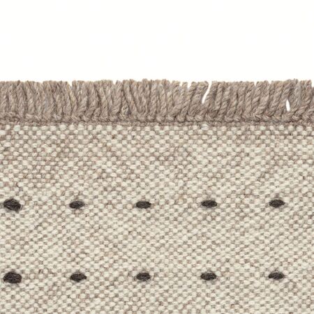 Teppich Yield Dot Naturally Coloured Fringes von Kvadrat