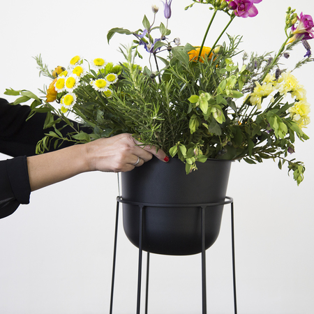 Blumentopf 'Wire' auf Beinen
